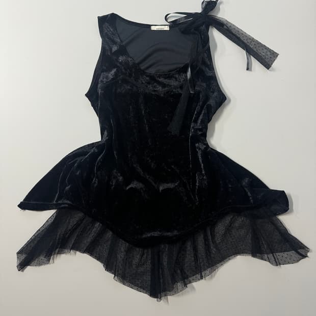 레이어드 타이 디테일 벨벳 슬리브리스 