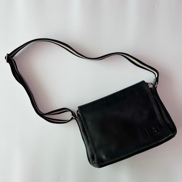 발리(BALLY) 시그니처 스트라이프 레더 메신저 백 블랙