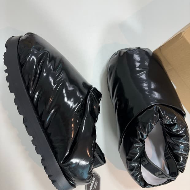 어그 스페이스슬라이더 슬리퍼 블랙