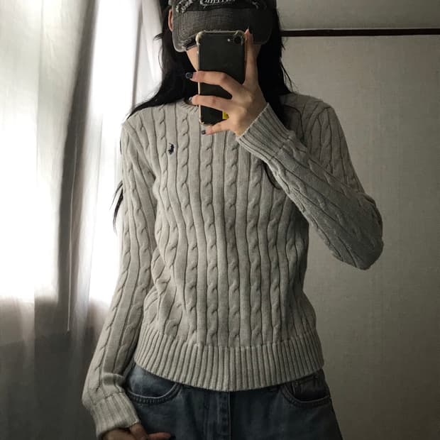 폴로 연그레이 케이블 니트