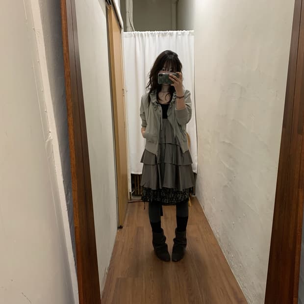 띠어리 슬리브리스 미니 원피스 러플 레이어드 디테일 블랙 카키