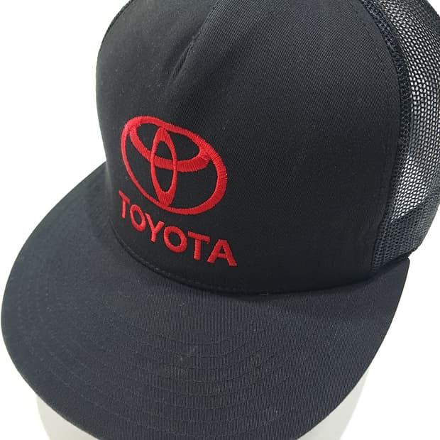 유풍 더 클래식 토요타 로고 자수 블랙 & 레드 메쉬 트러커캡 P2053