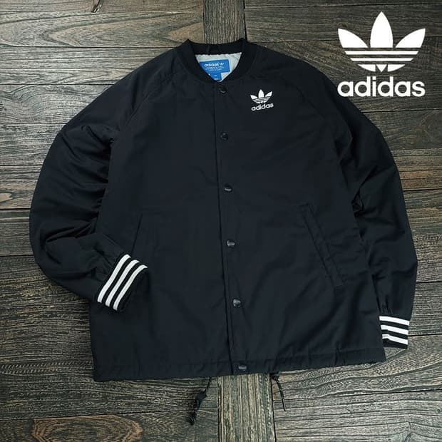 [아디다스] 로고 자수 밴딩 카라 코치 자켓 M19361