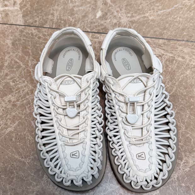 KEEN 유니크 샌들입니다.  245 사이즈