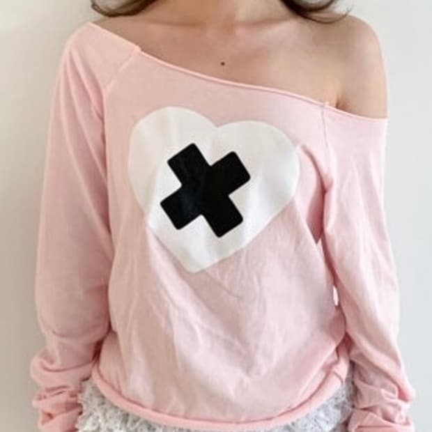 shop faerie 크로스 하트 컷 오프숄더 티셔츠
