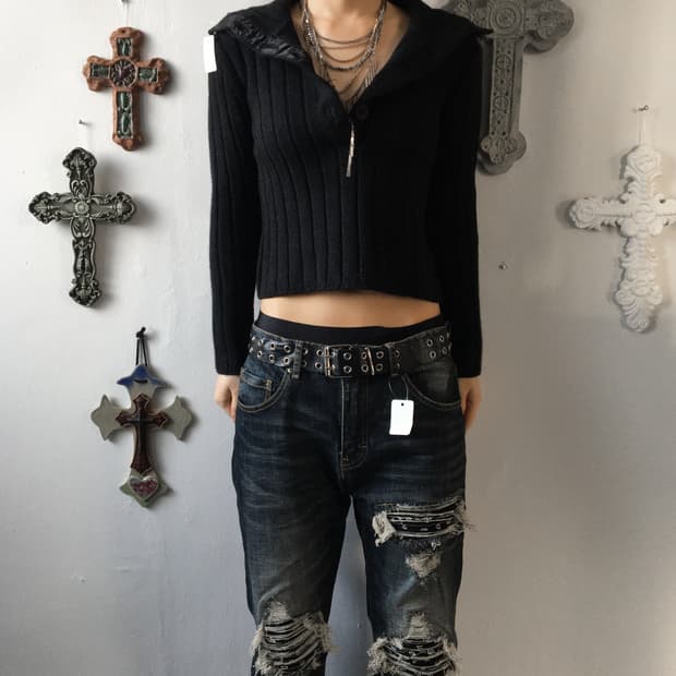 Button point high neck ribbed knit