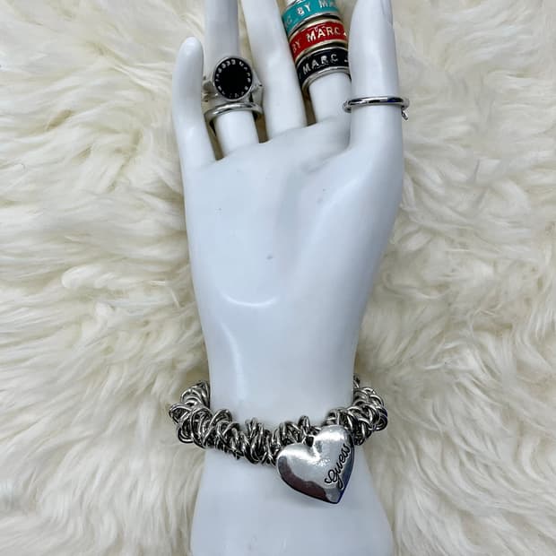 게스 하트 로고 실버 팔찌