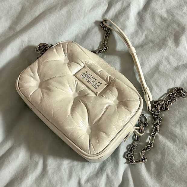 마르지엘라 화이트 글램 크로스백