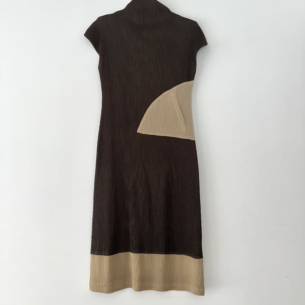 Diagonal cut out pleats ops / brown