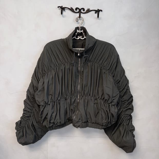 Charcoal shirring details crop puffer