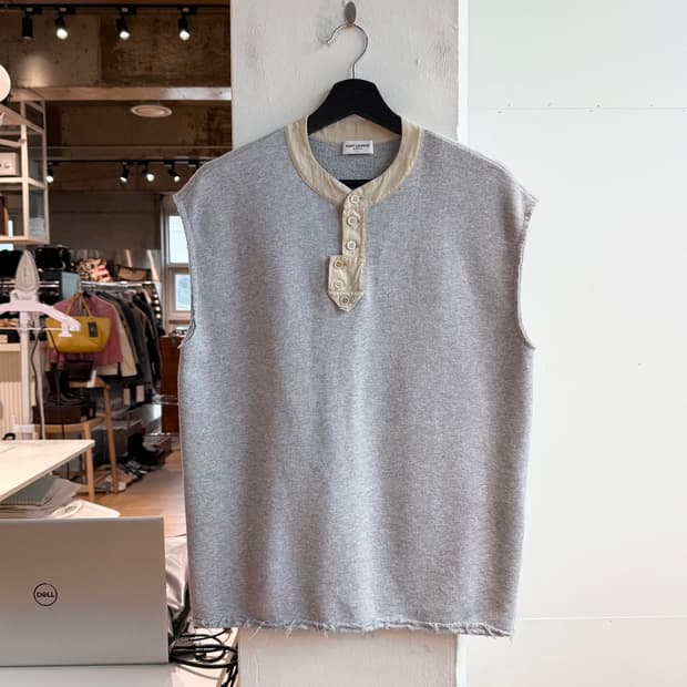 생로랑 그레이 17s 헨리넥 디스컷팅 슬리브리스