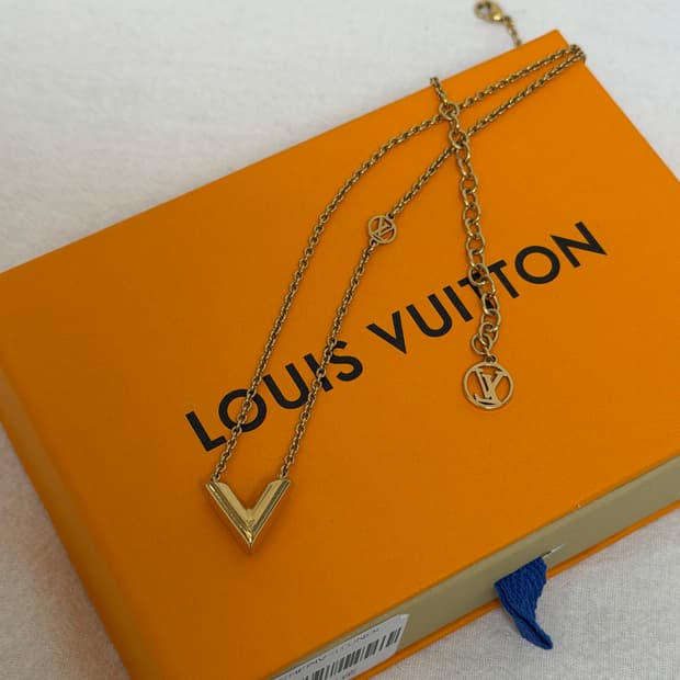 정품 루이비통 에센셜 V 목걸이 금장