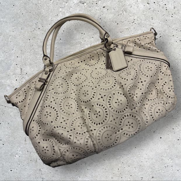 COACH 코치 펀칭 레더 토트백 아이보리