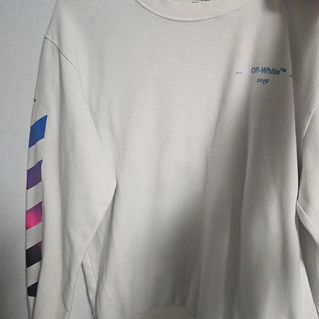오프화이트 맨투맨