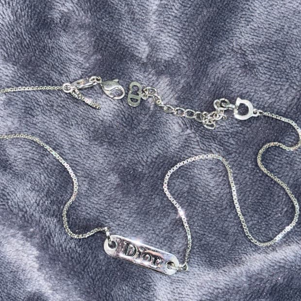 디올 바 목걸이