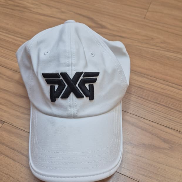 PXG 골프 볼캡 판매합니다. 흰색 바탕에 검정색 PXG 로고가 포인트입