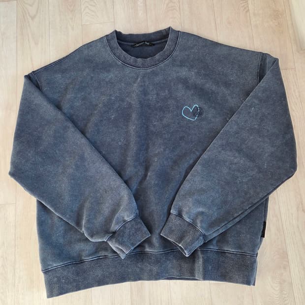 앤더슨벨 유니섹스 하트 오버다이 스웻셔츠 팝니다