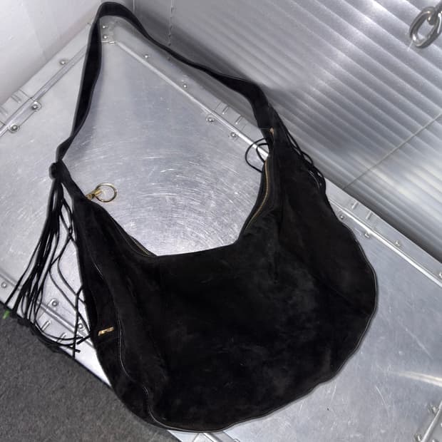 엘리자베스 앤 제임스 스웨이드 새들백