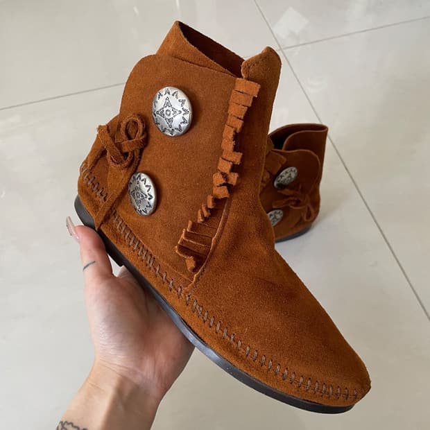 2 button soft-soled boots