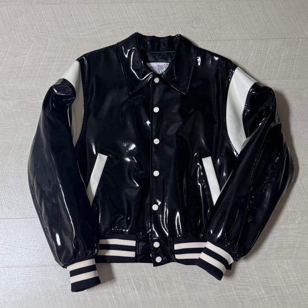 벌스데이수트 글로시 스타디움 자켓 블랙 M