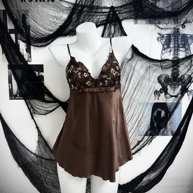 Flower detailed lace camisole