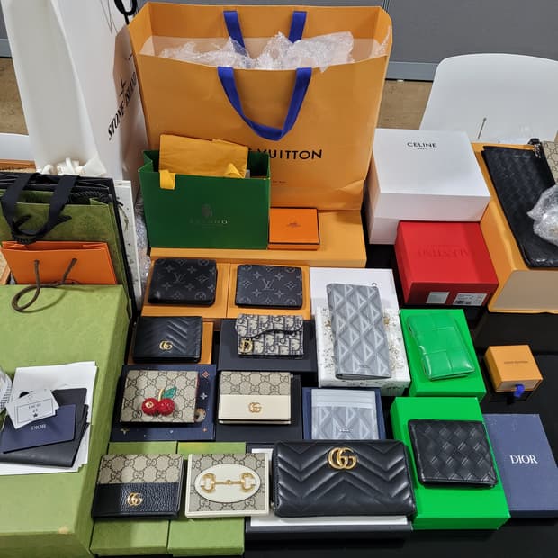 명품 정품 재고정리합니다.