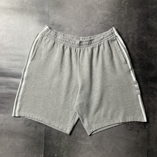 ADIDAS 아디다스 그레이 스웨트 하프팬츠 A01250