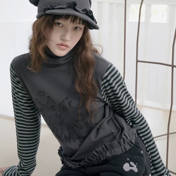 허그유어스킨 드로잉 프릴 폴라 탑 차콜 블랙