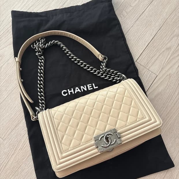 샤넬 보이백 미듐 베이지