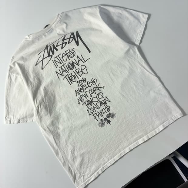Stussy  스투시 트라이브 트랙 화이트 반팔티셔츠 