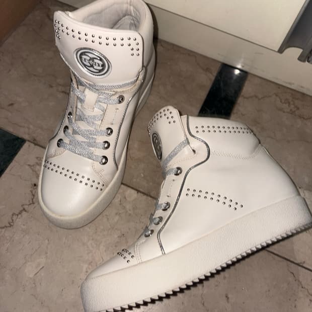 에고이스트 스터드 하이탑 웨지 스니커즈