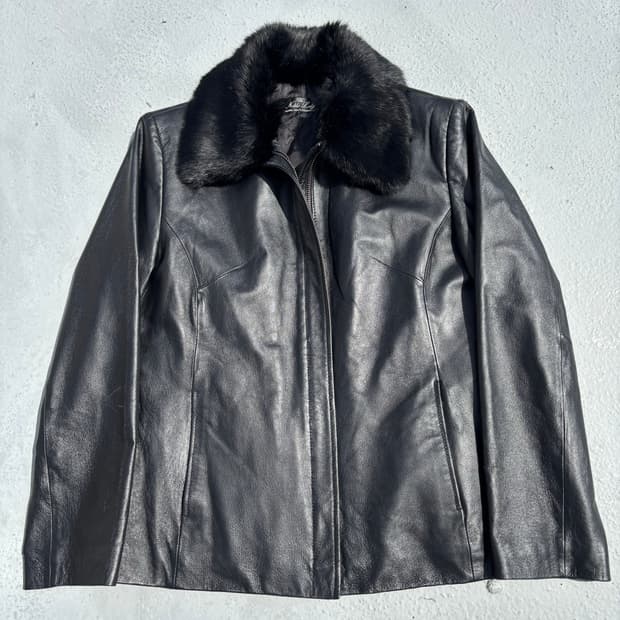 “Vintage” Minimal Mood Neck Fur Detail B