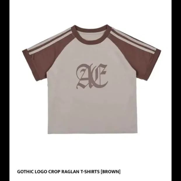 aeae GOTHIC LOGO CROP RAGLAN T-SHIRTS