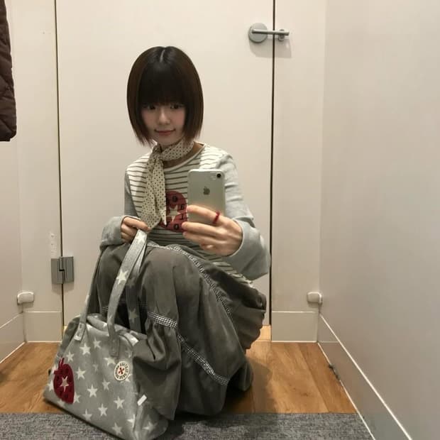 aeae 에이이에이이 엠브로이더리 토트 백 스타 그레이