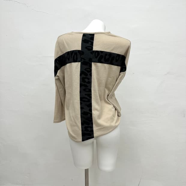 Leopard back cross beige sleeve 