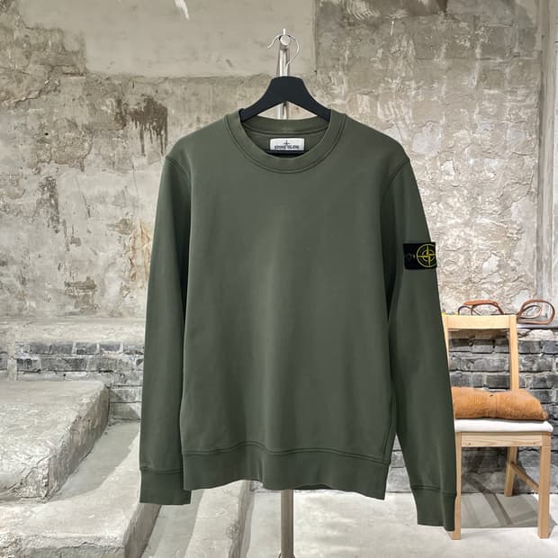 스톤 아일랜드 라이트 카키 와펜 크루넥 스웻 셔츠