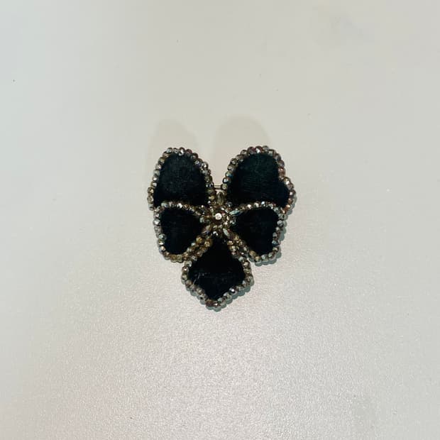 UK vintage leaf brooch