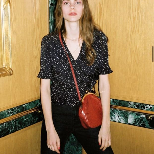 레이브 도트 프릴 랩 블라우스 네이비 미사용품