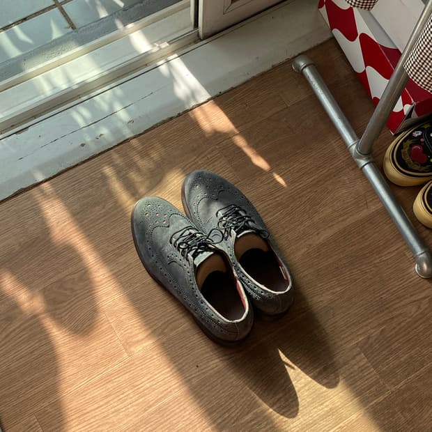 닥터마틴 스웨이드 그레이 윙팁