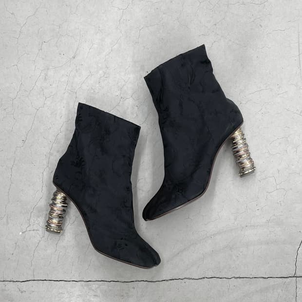 VETEMENTS FW18 COIN HEEL BOOTS (38)