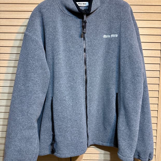 미우미우 24FW 후리스