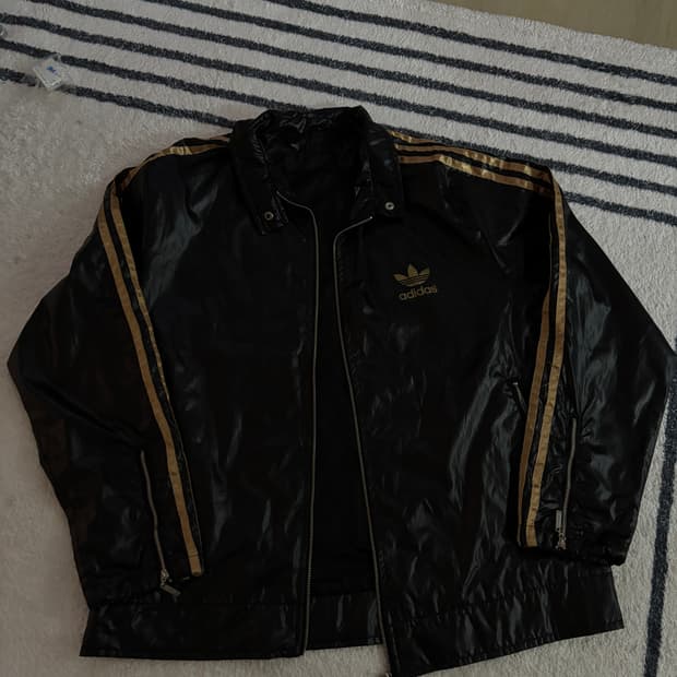 아디다스 유광바람막이 블랙골드삼선져지