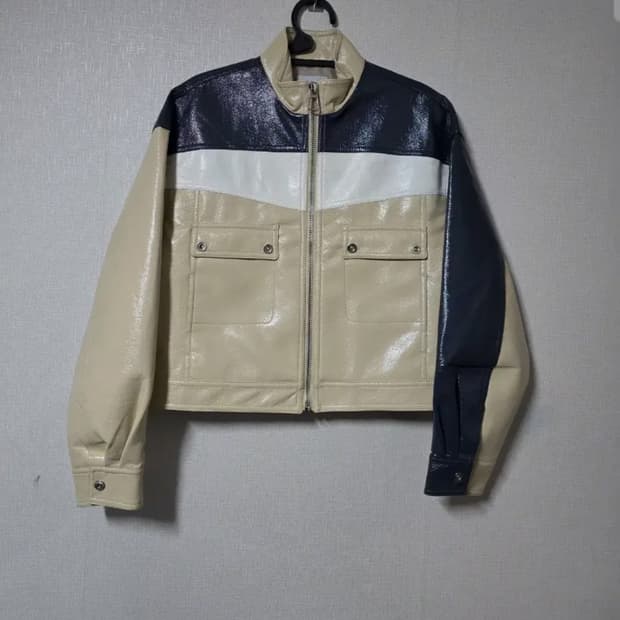 주디 (judy)배색 에나멜 크롭 자켓 사이즈 80