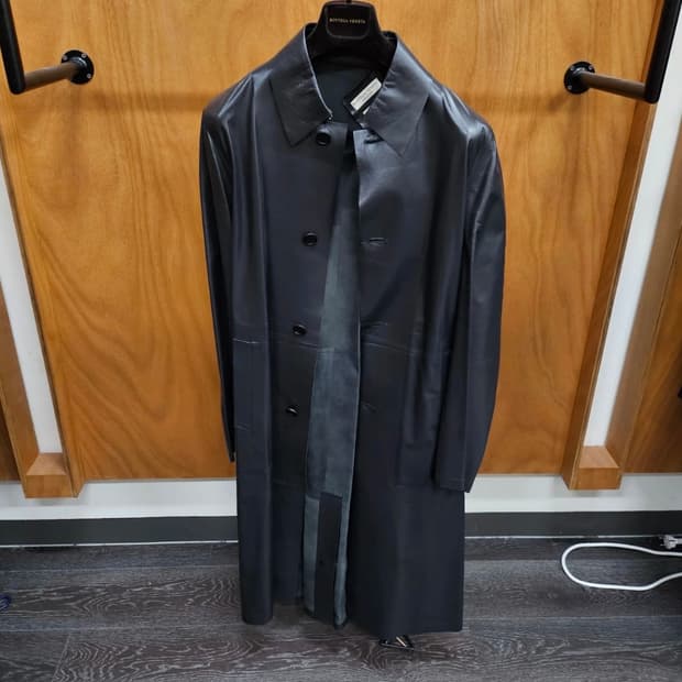 20FW 보테가 베네타 다니엘 리 샤이니 트렌치 레더 코트