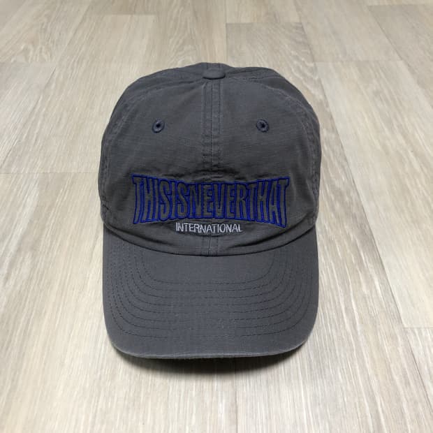 (ONE SIZE) 디스이즈네버댓 립스탑 언더 아치 로고 캡 타우페