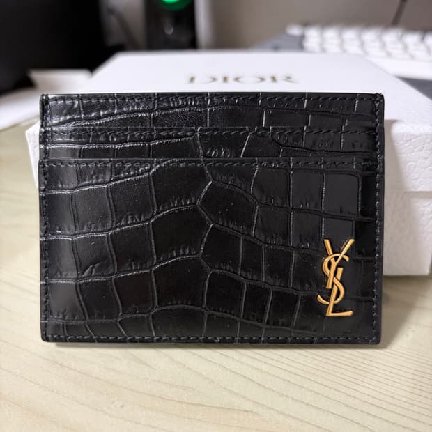 생로랑 크로커다일 엠보스드 매트 레더 타이니 모노그램 카드 케이스 블랙