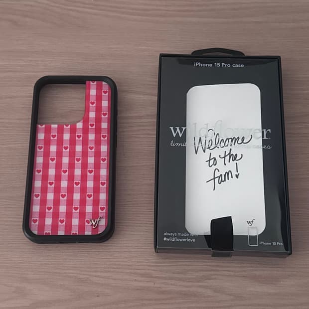 Wildflower 와일드플라워 아이폰15프로 Gingham Hearts