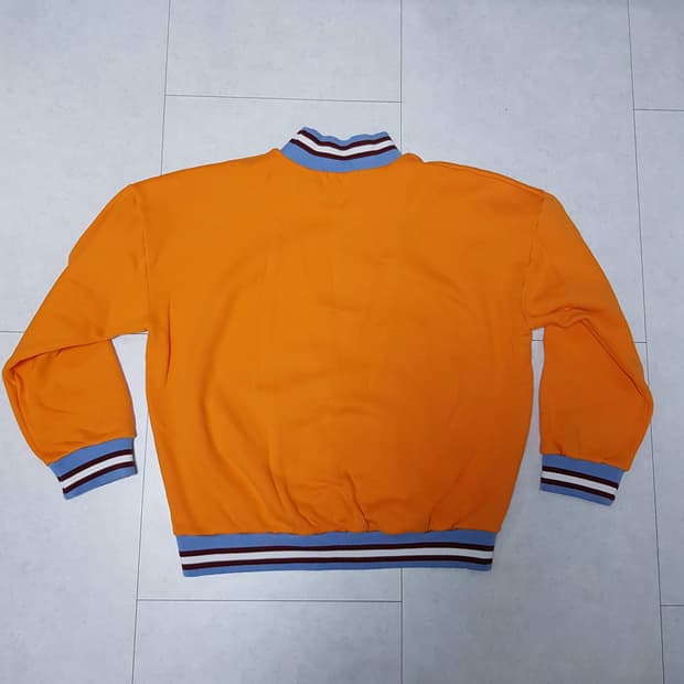 GETTO 오렌지색 립넥 맨투맨 티셔츠