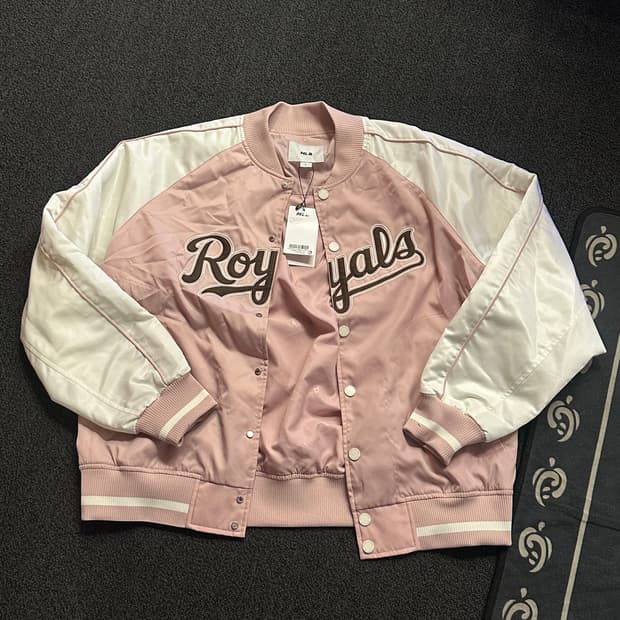 (카리나 착용)MLB 나일론 바시티 자켓 팝니다