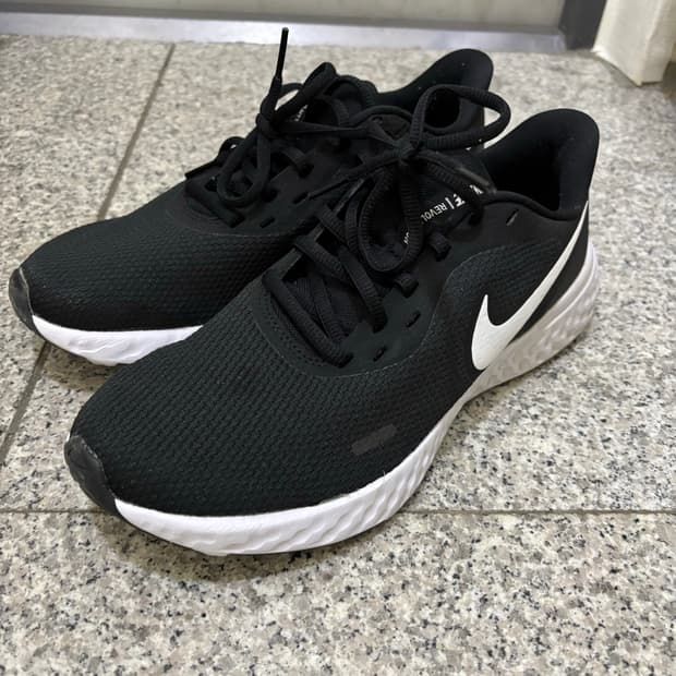 나이키 레볼루션 5 런닝화 블랙(250)